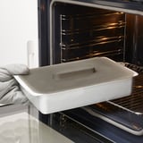 Pirofila con coperchio in silicone e chiusura sottovuoto per mantenere freschi i cibi ed evitare schizzi.