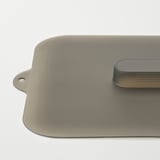 Teglia in metallo con coperchio in silicone scuro.
