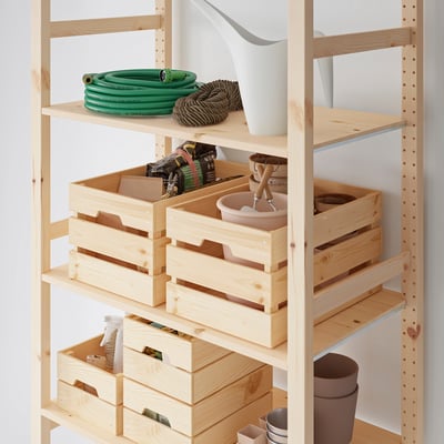 Scatola portaoggetti KNAGGLIG in legno con attrezzi, tubo, pentole e vasi; marrone chiaro, di media grandezza, rettangolare, con manici.