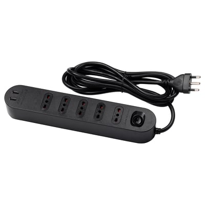 Limitatore di sovratensione KOPPLA nero con 5 prese, 2 porte usb e interruttore di alimentazione.
