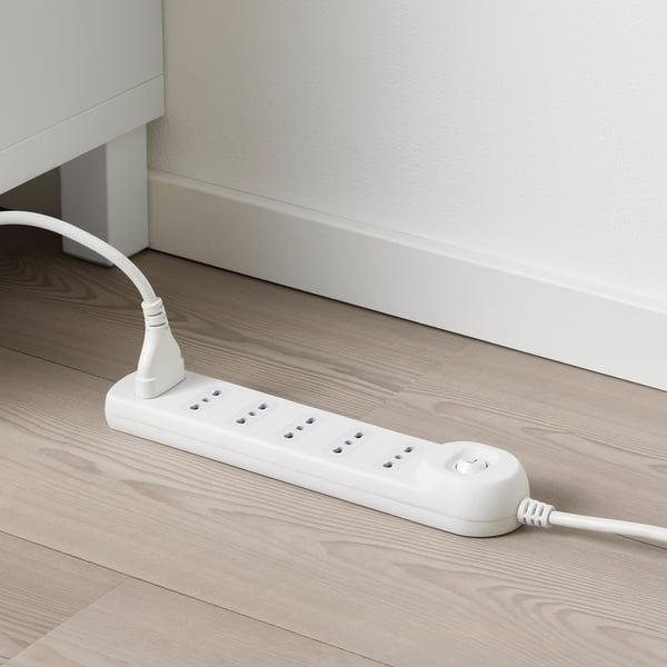 Limitatore di sovratensione bianco con 6 uscite sul pavimento.
