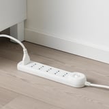 Limitatore di sovratensione bianco con 6 uscite sul pavimento.