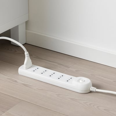 Limitatore di sovratensione bianco con 6 uscite sul pavimento.