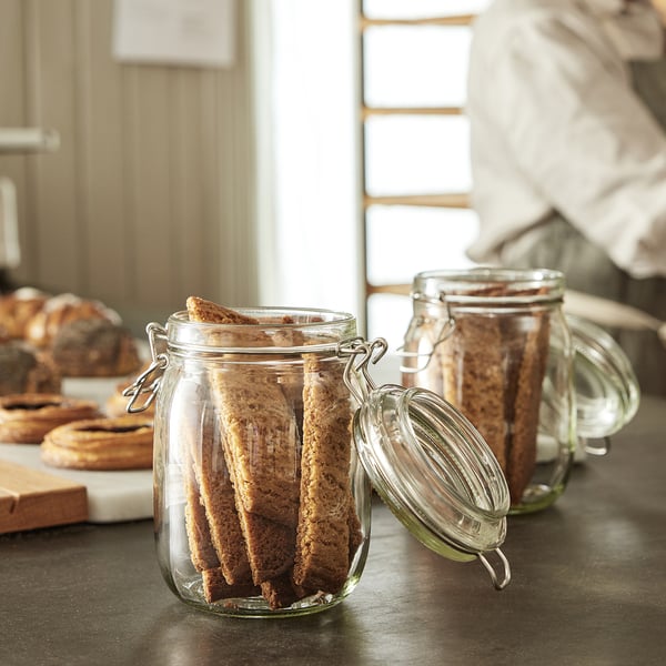 I vasetti di vetro conservano i biscotti, mantenendone la freschezza con chiusure ermetiche.