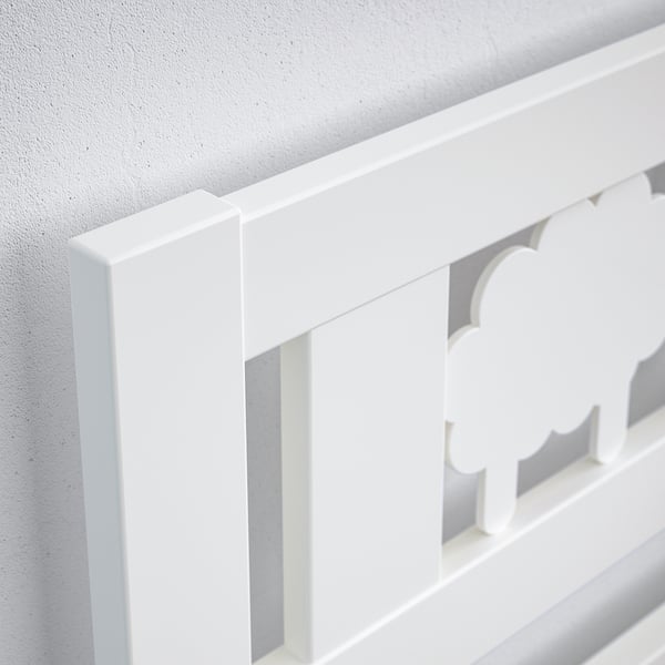 Primo piano del telaio del letto in metallo bianco. Bordi puliti e lisci e design geometrico. Facile da montare, costruzione robusta.