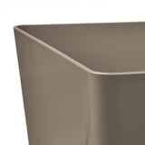 Primo piano di una scatola di plastica liscia e marrone con bordi puliti e curvi; parte della serie KUGGIS.