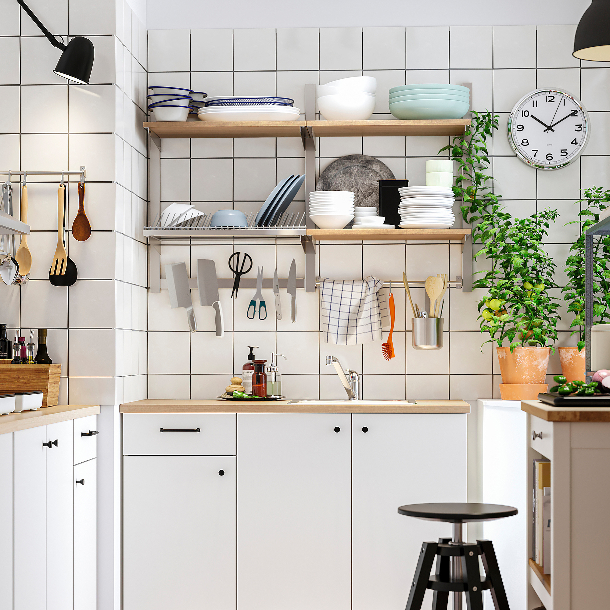 Cucina moderna con banconi in legno, armadi bianchi, portacoltelli magnetico, piante, sgabello, orologio.