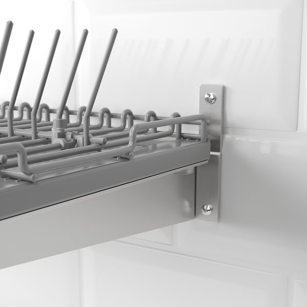 Organizer da cucina in acciaio inossidabile montato in modo sicuro, dotato di ganci e supporti resistenti.