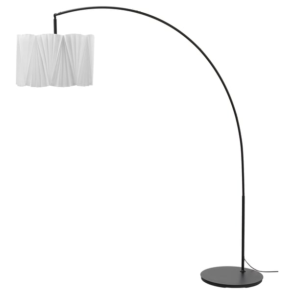Lampada KUNGSHULT: base curva in metallo nero, paralume plissettato bianco, da terra.