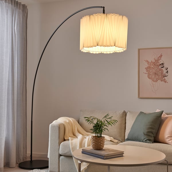 Lampada da terra KUNGSHULT con grande arco, paralume crema, salva spazio, luce soffusa, camera accogliente.
