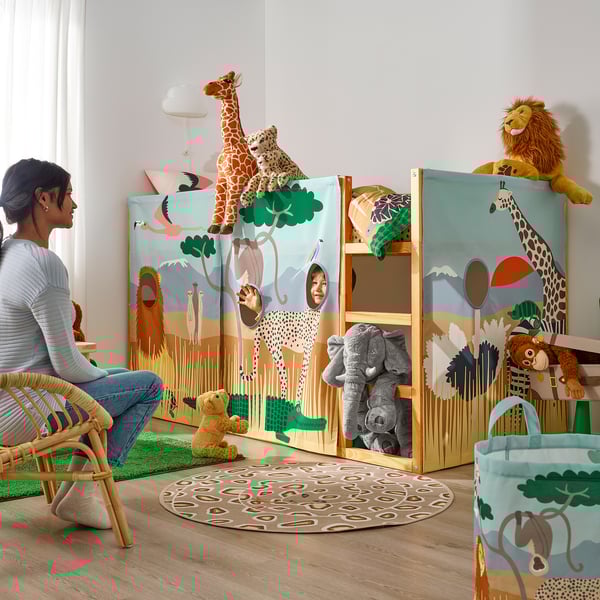 Bambino con letto KURA savana, tenda da gioco.
