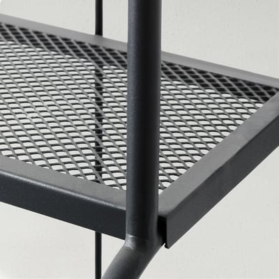 Ripiano in metallo resistente con superficie in acciaio perforato. Il telaio verniciato a polvere nera migliora la stabilità. Ideale per uso esterno.