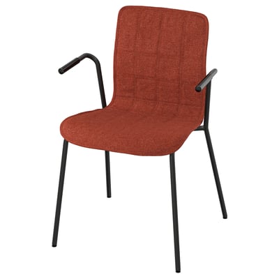 Sedia da ufficio imbottita rossa con braccioli e base in metallo nero, schienale curvo, design moderno.