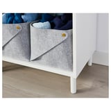 Contenitore in platsa bianco con contenitori LÄTTHET grigi che contengono vestiti blu piegati.