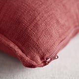 Fodera per cuscino rosa-rosso con cerniera, finitura opaca testurizzata.