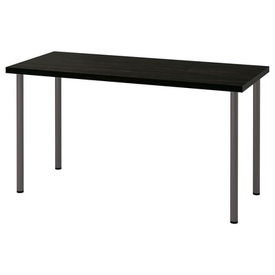 Raffigura un tavolo IKEA LAGKAPTEN, nero con gambe in metallo. Design minimalista e moderno.