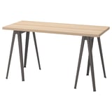 Tavolo LAGKAPTEN. Piano in legno chiaro, gambe in metallo nero. Design rettangolare e moderno.