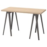 Una scrivania LAGKAPTEN in legno chiaro e nero. Si tratta di un piano rettangolare con gambe angolate in acciaio. Resistente, leggero ed ecologico.