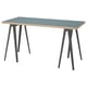 Una scrivania ikea LAGKAPTEN blu con design a doghe e gambe in metallo nero.