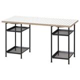 Scrivania rettangolare moderna, piano in legno, gambe e ripiani in metallo nero, design funzionale.