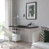 Home office moderno con scrivania, sedia e divano colorati LAGKAPTEN.