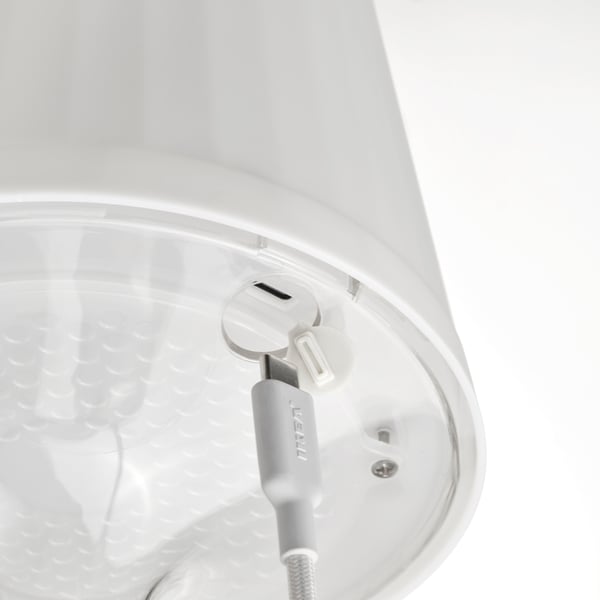 Primo piano della porta di ricarica usb-c delle lampade LAMPAN, che evidenzia la portabilità e la facilità di ricarica.