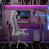 Configurazione di gioco moderna con sedia LÅNESPELARE bianca, luci al neon e schermi multipli.