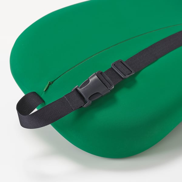 Cuscino lombare verde con cinturino nero regolabile e fibbia in plastica.