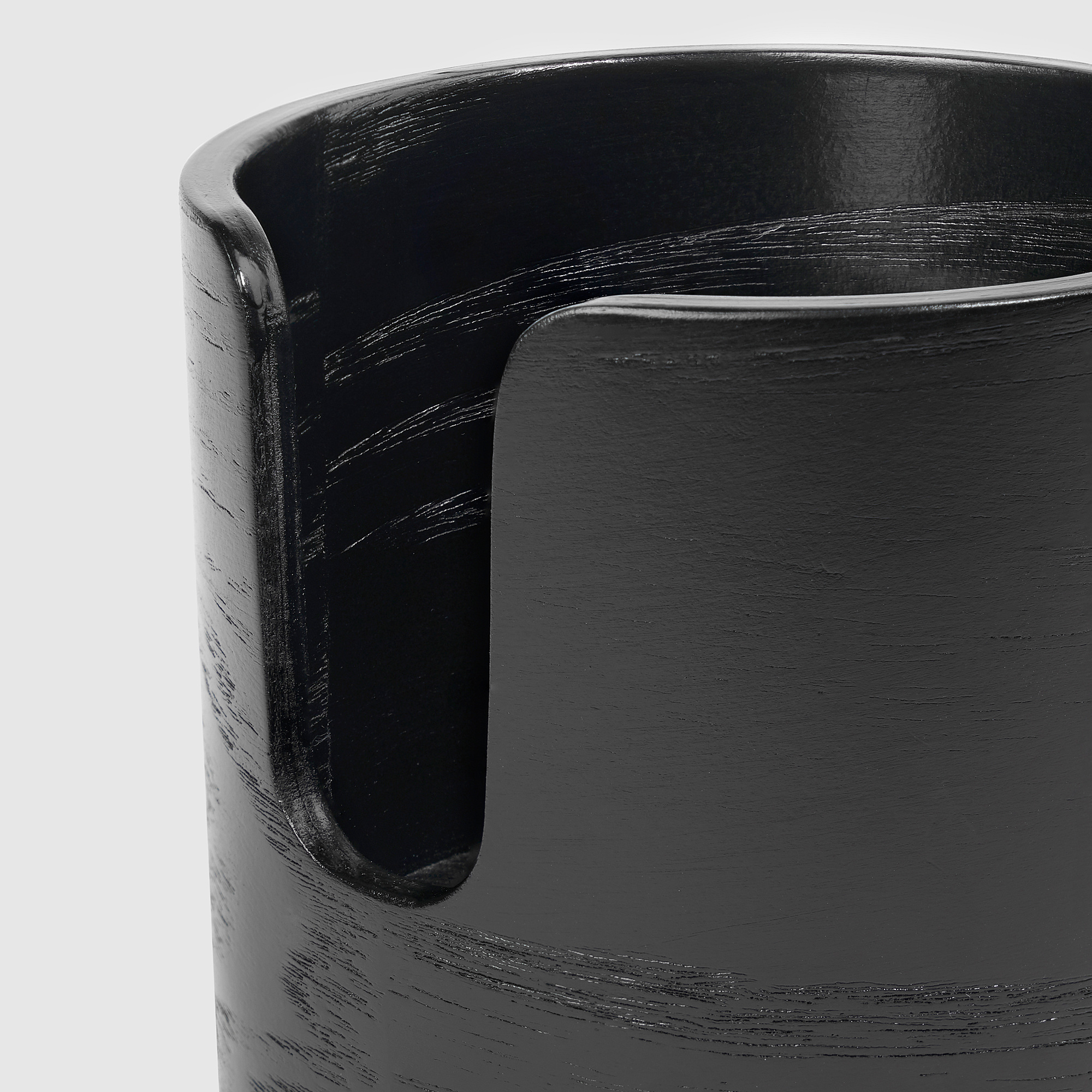 Portabicchieri nero con morsetto robusto, finitura liscia e ritaglio frontale ergonomico per una facile presa.