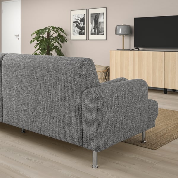 Soggiorno moderno con divano grigio LÅNGARYD, mobile in legno, tv, lampada e pianta. Divani morbidi, grandi e con le gambe alte.