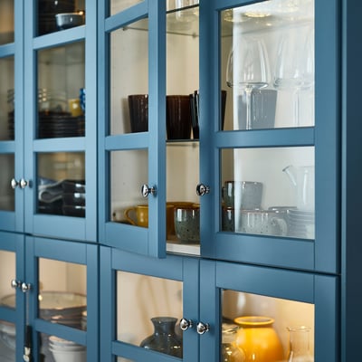 Porta in legno blu LERHYTTAN con pannelli in vetro trasparente. Forma rettangolare, stile tradizionale.