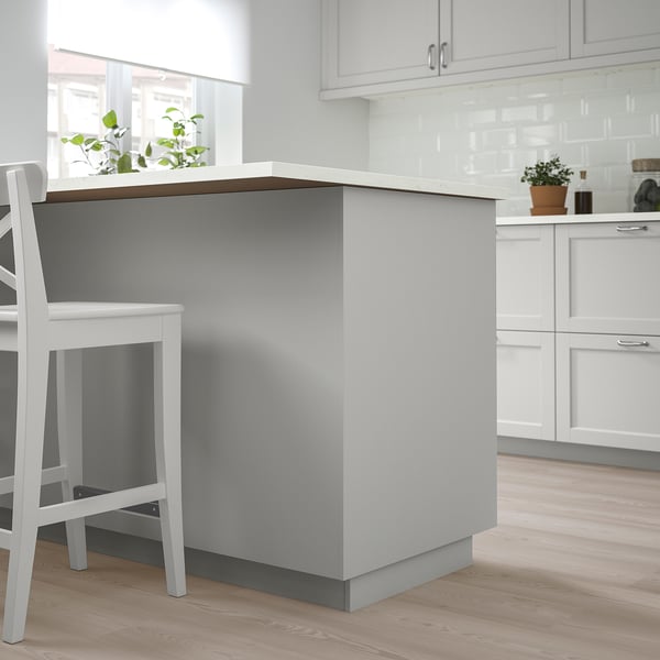 Moderna isola cucina grigia con sedie bianche, design elegante.