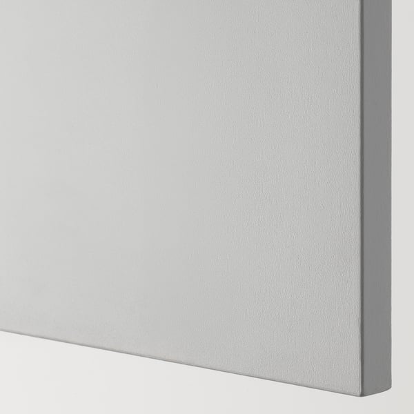 Primo piano del bordo del pannello di legno grigio dipinto in modo liscio, che mostra una finitura di alta qualità e un design smussato.