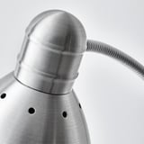 Lampada da terra moderna con collo orientabile in metallo, perfettamente angolata per la lettura.