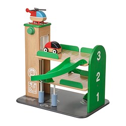 LILLABO garage giocattolo in legno verde con auto rossa, cilindro blu ed elicottero, dotato di rampe e livelli numerati.