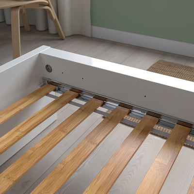 Rete a doghe in legno con supporti in metallo, che mostra curve per il supporto del materasso.