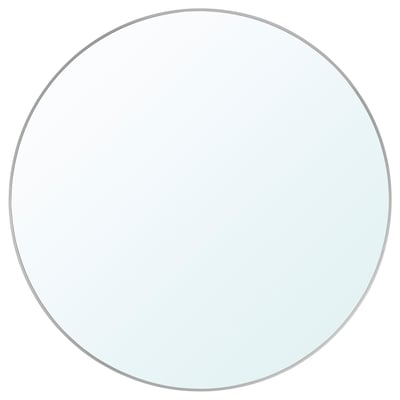 Questa immagine mostra uno specchio rotondo LINDBYN in argento con un'elegante cornice in alluminio.