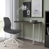 Scrivania LINNMON grigio scuro accanto alla finestra, con sedia e libri.