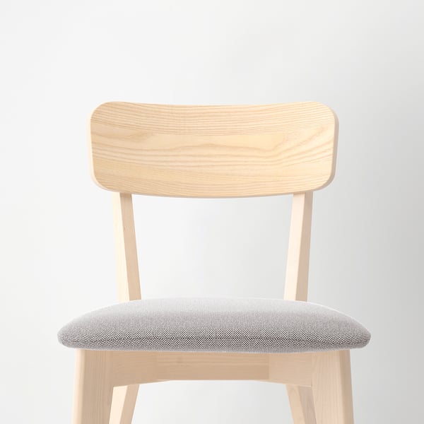 Sedia minimalista con struttura in legno chiaro e sedile imbottito grigio, progettata per comfort e durata.