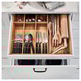 Apri il cassetto della cucina con posate, coltelli e utensili in legno in argento LIVNÄRA.