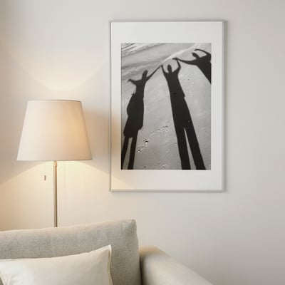 LOMVIKEN cornice con coppia, lampada, divano