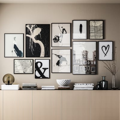 Galleria in bianco e nero con opere d'arte, libri, lampade e vasi.