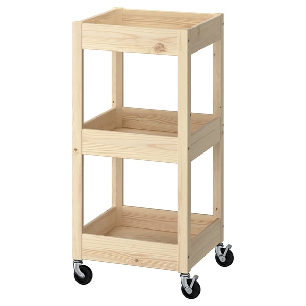 Un carrello LOSHULT in legno, di colore chiaro, con due ripiani e quattro ruote, progettato per lo stoccaggio e il trasporto.