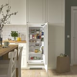 Frigorifero con ripiani regolabili, cibo organizzato, prodotti freschi, bevande, illuminazione a led.