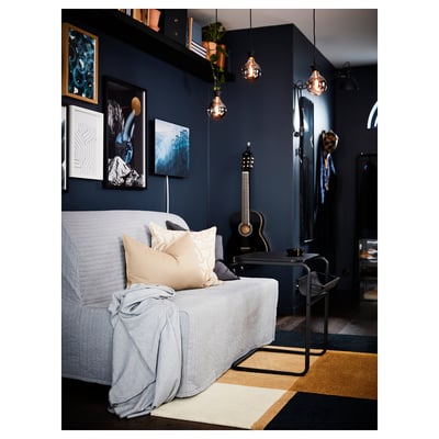 Un divano letto grigio LYCKSELE LÖVÅS a righe verticali, dal design moderno e confortevole.