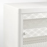 Armadio contenitore bianco con ante in rete ventilate. Ripiani regolabili, struttura robusta, ideale per i corridoi. Perfetto per lo stoccaggio nascosto.