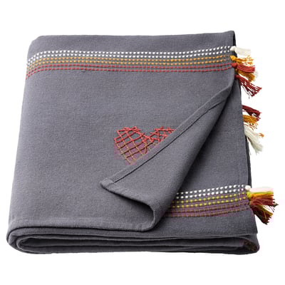Plaid grigio in cotone ricamato con cuore rosso, nappine e bordo geometrico.