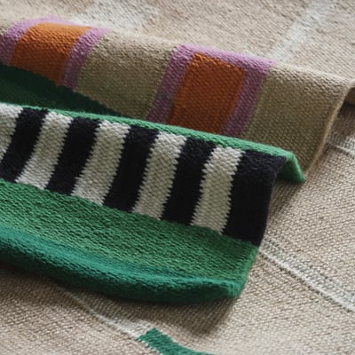 Tappeto MÄVINN: juta beige con bordi verdi, dettagli in lana, righe rettangolari e moderne.