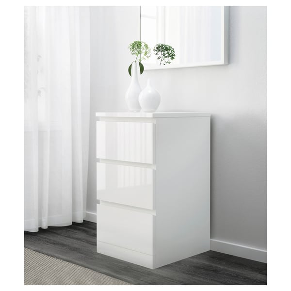 Cassapanca MALM con cassetto, fiori, tende di sicurezza.