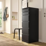 Ingresso moderno con cassettiera MALM nera. Design alto ed elegante con sei cassetti, più piccolo dell'armadio vicino, posizionato accanto alla porta.